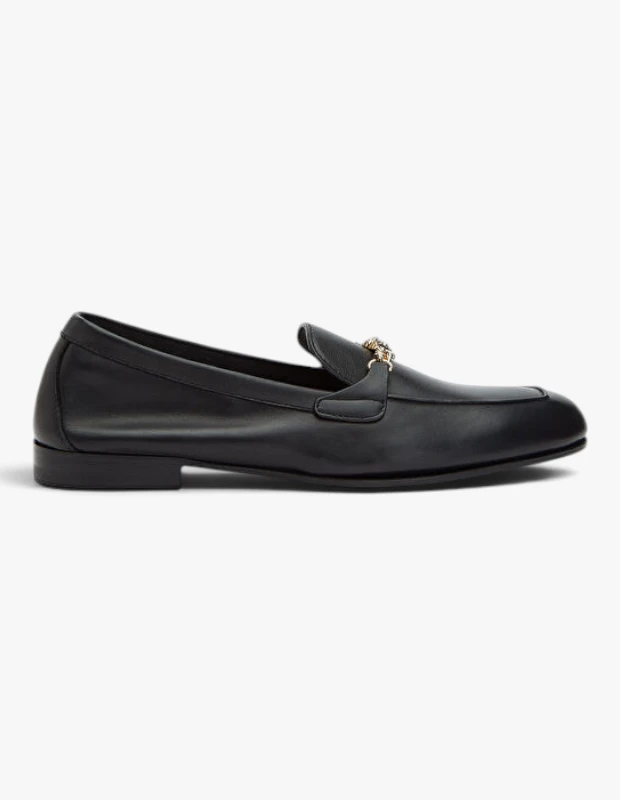 Marka Adı: Versace
Ürün Adı: Versace Kadın Deri Loafer
Ürün Cinsiyeti: Kadın
Ürün Tipi: Loafer
Ürün Sezonsallığı: Mevsimlik
Ürün Çeşidi: Ayakkabı
Ürün Özellikleri: Siyah renkli, pürüzsüz ve parlak deriden üretilmiş, klasik loafer silüetine sahip bir ayakkabıdır. Ayakkabının üst kısmında (vamp) Versace'ye özgü altın rengi, ikonik Medusa başı veya Greca motifini andıran metal bir süsleme bulunur. Düşük ve düz bir topuk yapısına sahip olup, rahat bir giyim deneyimi sunar. İç tabanı ve dış tabanı ürünün kalitesini yansıtan detaylarla işlenmiştir, burnu hafifçe köşeli bir formdadır.
Öne Çıkan Detaylar:
- Siyah pürüzsüz ve parlak deri yüzey
- Altın rengi metal ikonik Versace süsleme
- Klasik ve zamansız loafer tasarımı
Kimler Kullanıyor?: Bu ürünü, zamansız şıklığı ve klasik parçaları modern bir dokunuşla kombinlemeyi seven, Parizyen stilinin sade ama güçlü estetiğini benimsemiş kişiler tercih eder. Günlük yaşamında konforu ve zarifliği bir arada arayan, çabasız şıklığı maskülen-feminen dengesiyle yakalamaktan hoşlanan ve kişisel stilinde ikonik detaylara yer veren bireyler için ideal bir seçenektir.