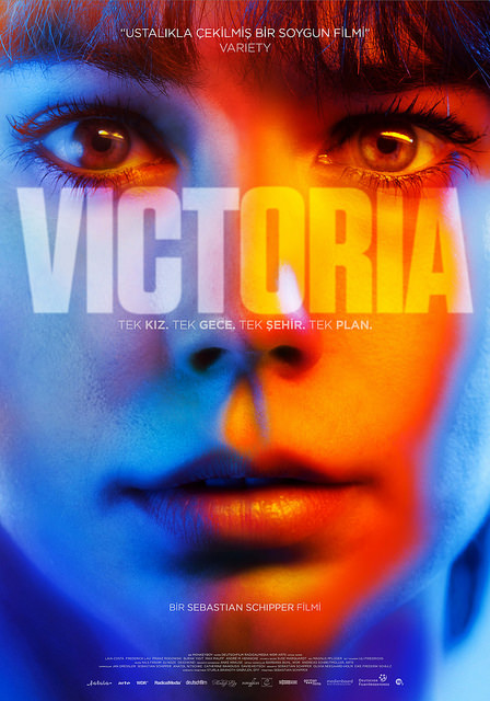 Victoria filminin dikkat çekici afişi, yüzünün bir tarafı soğuk mavi, diğer tarafı sıcak turuncu ışıkla dramatik bir şekilde aydınlatılmış genç bir kadını gözlerinin odak noktasında gösteriyor ve Variety tarafından ustalıkla çekilmiş bir soygun filmi olarak övülen tek kız, tek gece, tek şehir, tek plan konulu gerilimli hikayesine gönderme yaparak eleştirmenin izleme önerileri arasında yer alabilecek güçlü bir yapımı vurguluyor.