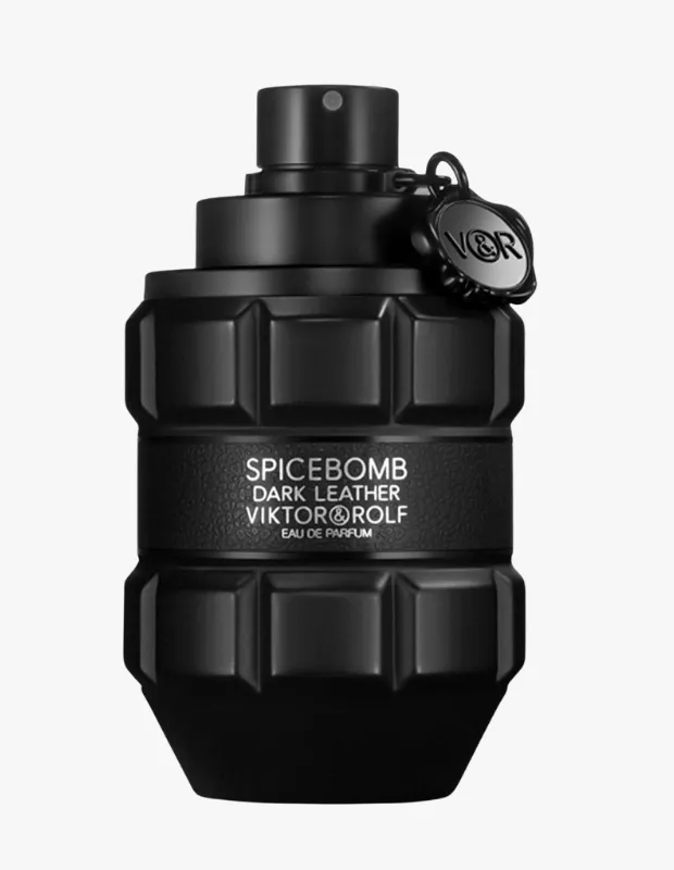 Viktor&Rolf Spicebomb Dark Leather eau de parfum'ün, üzerindeki SPICEBOMB DARK LEATHER yazısıyla dikkat çeken, mat siyah renkteki el bombası şeklindeki özel şişesi, markanın sembolü olan V&R logolu metal anahtarlık detayıyla beyaz bir arka plan üzerinde zarifçe sergileniyor.