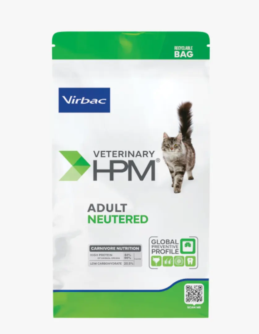 Virbac Veterinary HPM markalı, geri dönüştürülebilir ambalajındaki kısırlaştırılmış yetişkin kediler için özel olarak formüle edilmiş bu kedi maması, yüksek protein ve düşük karbonhidrat oranına sahip karnivor beslenme profilini vurgulayan detaylarla ve ürün paketinde sevimli bir tekir kedi görseliyle sunuluyor.
