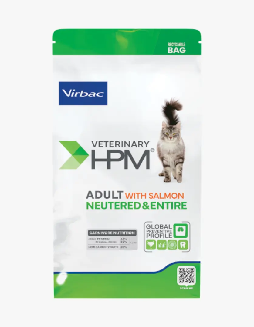 Beyaz ve yeşil renkli Virbac Veterinary HPM yetişkin kısırlaştırılmış ve bütün kediler için somonlu kedi maması paketi, yüksek protein ve düşük karbonhidrat içeriği ile geri dönüştürülebilir olduğunu gösterirken, üzerinde gri tüylü bir kedi fotoğrafı da yer alıyor.