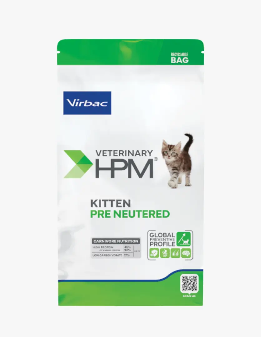 Virbac Veterinary HPM Yavru Kedi Maması Kısırlaştırma Öncesi yazan, üzerinde sevimli tekir bir yavru kedi fotoğrafı bulunan, yeşil ve beyaz renklerdeki ambalaj, yüksek protein ve düşük karbonhidrat oranına dikkat çekerek genç kediler için özel besin değerlerini vurgulamaktadır.