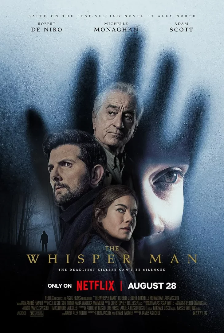The Whisper Man filminin posterinde, gizemli ve gerilim dolu bir atmosferde Robert De Niro, Adam Scott ve Michelle Monaghan'ın yüzleri belirginleşirken, sağ tarafta buğulu camın arkasından bakan bir çocuk gözü ve sisli ormanda silüet halinde duran bir figür, izleyicilere etkileyici bir sinema deneyimi sunuyor.
