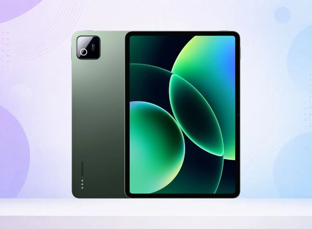 Canlı yeşil ve mavi tonlarında soyut bir duvar kağıdı gösteren ekranı önde, kamera modülü ve dikey Xiaomi logosu arka yüzeyinde görünen bu şık yeşil tablet, Snapdragon 8s Gen 4 işlemciye sahip Xiaomi Pad 8'i temsil ediyor.