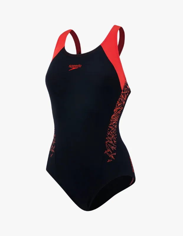 Siyah ana gövdeye sahip, kırmızı omuz askıları ve yan şeritleri olan, Speedo logolu bu modern tek parça antrenman mayosu, yan kısımlarındaki turuncu-kırmızı soyut ve dinamik desenleriyle dikkat çekerek yüzücülerin performansını destekler.