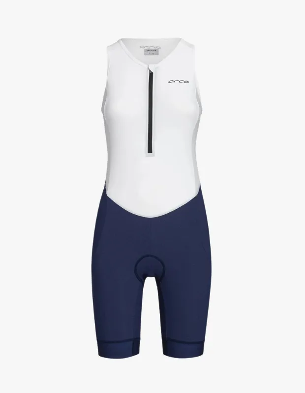 Yüzücü mayoları arasında özel bir yere sahip olan bu trisuit, beyaz üst kısmı ve lacivert şortuyla triatlon sporcularının ihtiyaçlarına yönelik tasarlanmış, önde fermuarlı ve pedli detaylara sahip bir modeldir.