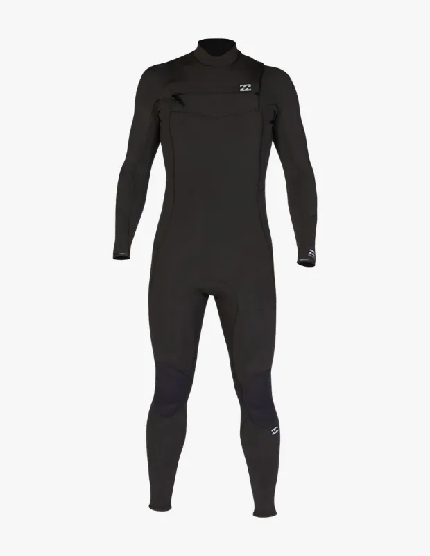Beyaz bir zeminde tam boy olarak sergilenen, uzun kollu ve bacaklı, dik yakalı, göğüs kısmında fermuar detayı ve diz bölgelerinde güçlendirilmiş panelleri olan siyah bir wetsuit, özellikle dalış ve sörf gibi çeşitli su sporlarında soğuk suya karşı etkili koruma ve hareket özgürlüğü sunuyor.