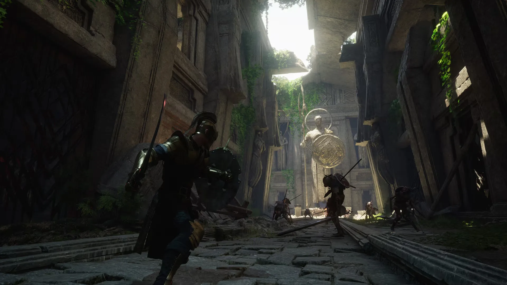 Chrono Odyssey oyunundan bir sahnede, yosun ve bitki örtüsüyle kaplı antik harabelerin arasında, zırhlı kahramanlar devasa bir heykelin ve gökyüzünden süzülen parlak ışığın gölgesinde düşmanlarla mücadele ederken destansı bir savaş anı yakalanmıştır.