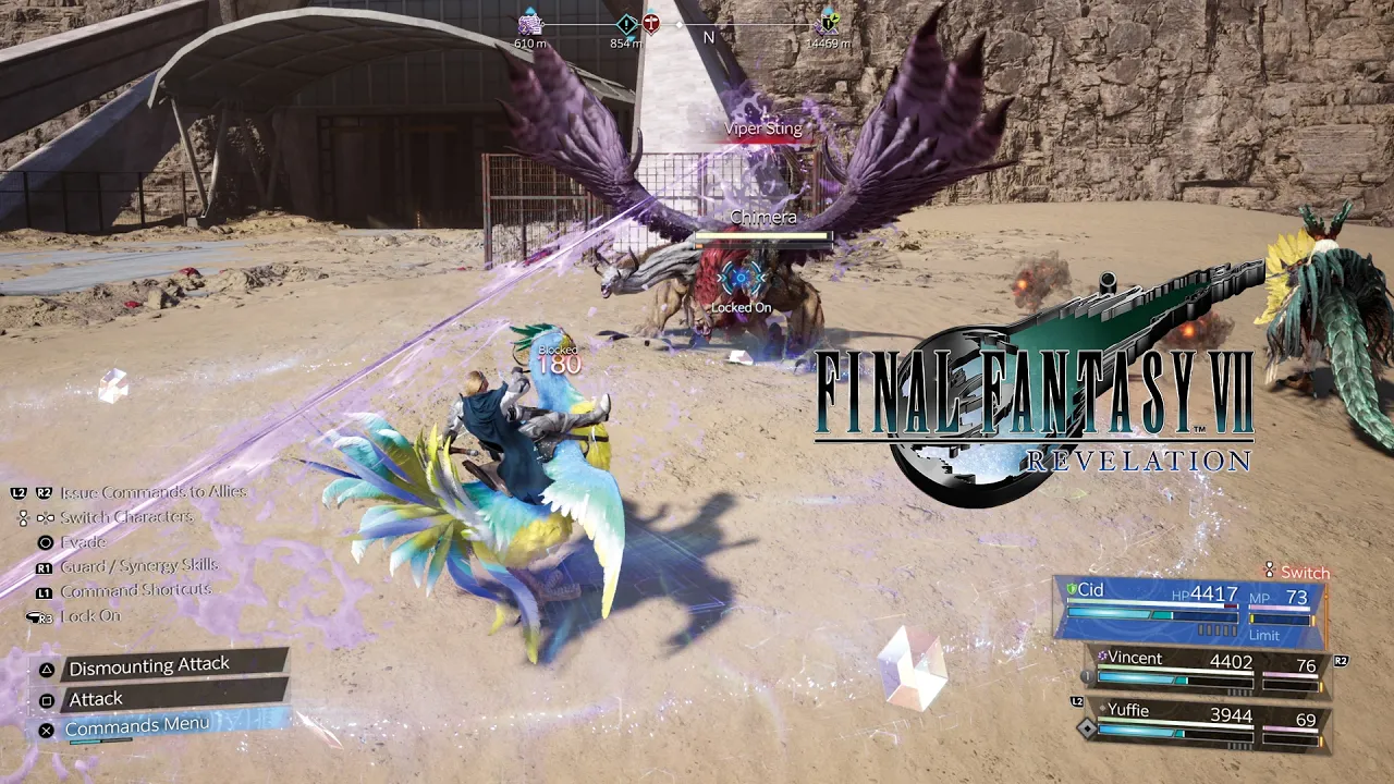 Bu FINAL FANTASY VII REVELATION ekran görüntüsünde, renkli bir Chocobo benzeri yaratığa binen bir kahraman, Chimera adlı devasa mor kanatlı canavarla çöl benzeri bir arenada mücadele ederken oyunun dinamik arayüzü belirginleşiyor ve gelecekteki 2027 oyunları arasında öne çıkabilecek potansiyelini sergiliyor.