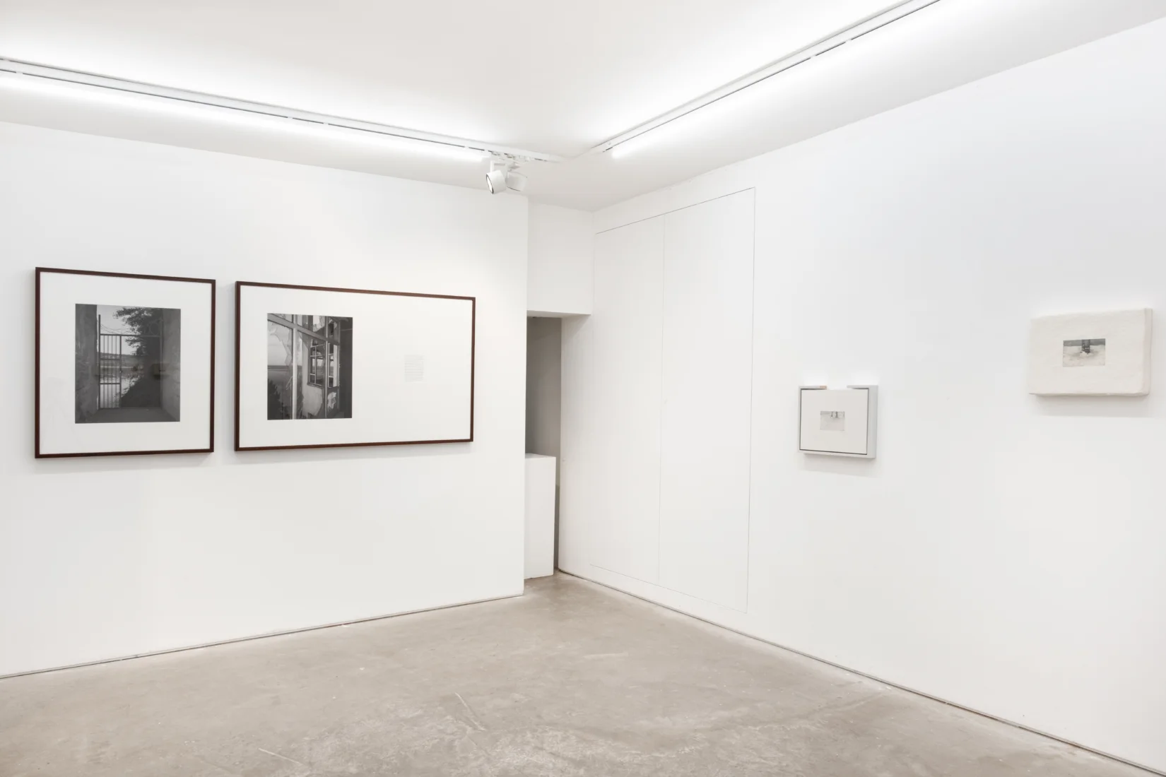 Vision Art Platform'daki Charles-Joseph de Ligne'in Lightscapes adlı çağdaş fotoğraf sergisinden büyük boyutlu, parlak ve yansıtıcı yüzeyiyle birleşen, ışık ve gölgenin kozmik soyutlamalar oluşturduğu eser, izleyiciyi ve mekânı yansıtarak sanatla etkileşimi derinleştiriyor.