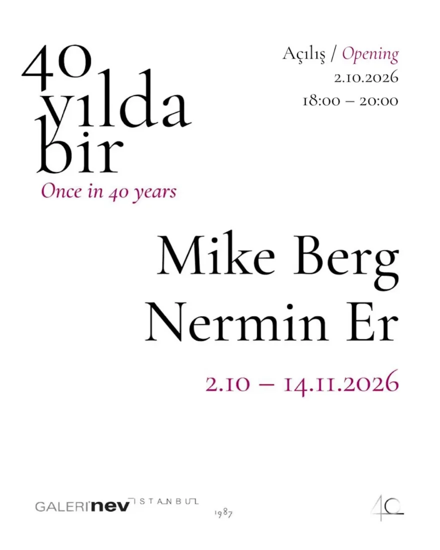 Bu görsel, modern tipografi ve sanatsal öğelerle zenginleştirilmiş, geniş bir sergi afişini sergiliyor, 40 yılda bir gerçekleşen bu özel etkinliğin ana temasını belirten çarpıcı başlıklar ve tarihler içeriyor.
