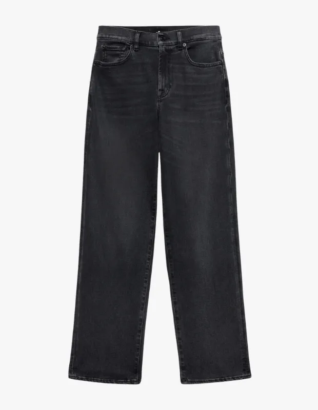Yüksek belli ve düz kesim duruşuyla modern bir çizgiye sahip, hafif yıpranmış görünümlü koyu gri jeans pantolon, beş cepli tasarımı ve belirgin dikiş detaylarıyla hem şık hem de rahat bir kullanım vadediyor.
