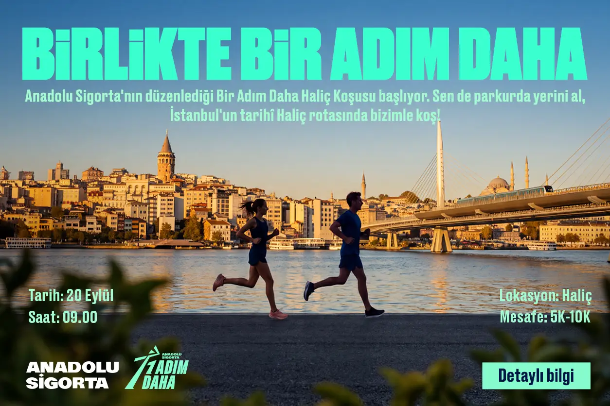 Haliç'in tarihi silueti önünde, güneşin altın rengi ışıkları altında nehir kenarındaki parkurda koşan bir kadın ve bir erkek, Anadolu Sigorta'nın düzenlediği Bir Adım Daha Haliç Koşusu'nun enerjisini yansıtan keyifli bir anı gösteriyor.