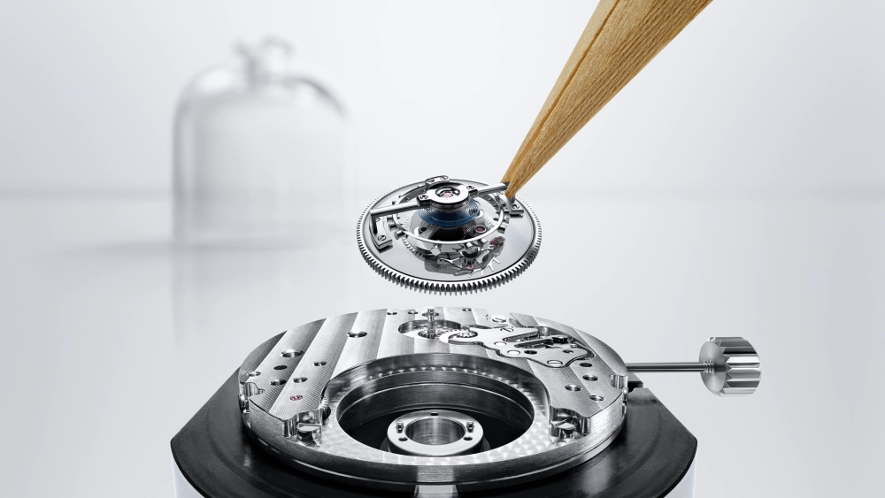 Breguet Classique Tourbillon Sideral 7255 modelinin detaylı bir yakın çekimi, lacivert kadran üzerindeki yıldızlı galaksi deseni, hassas Tourbillon mekanizması ve altın renkli kasa elemanlarıyla lüks saat işçiliğini gözler önüne seriyor.