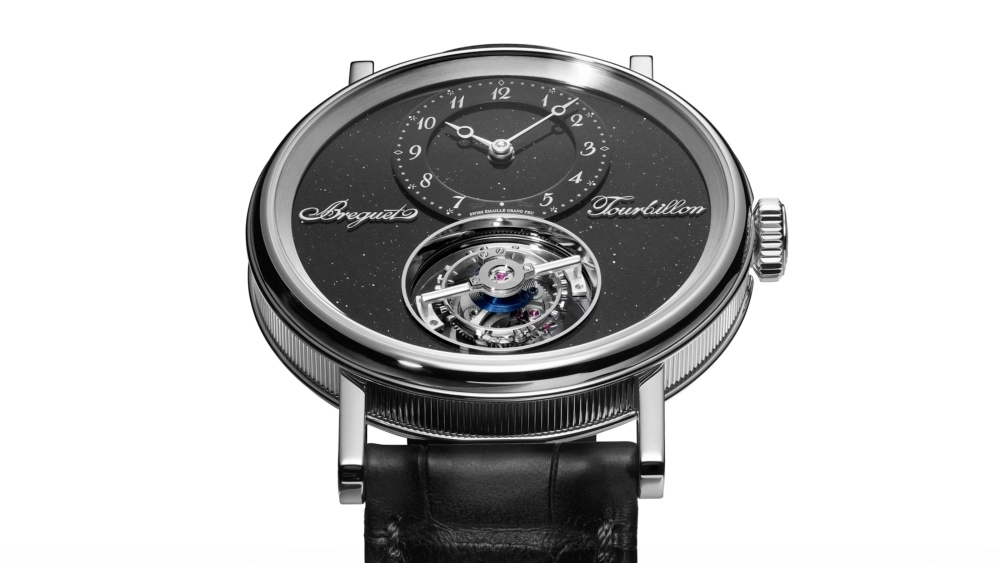 Breguet Classique Tourbillon Sideral saatinin son derece karmaşık kadranı, göksel bir harita görünümünü yansıtan ince işçilikle işlenmiş detayları, açıkta kalan hassas mekanizmaları ve belirgin tourbillon mekanizmasını sergiliyor.