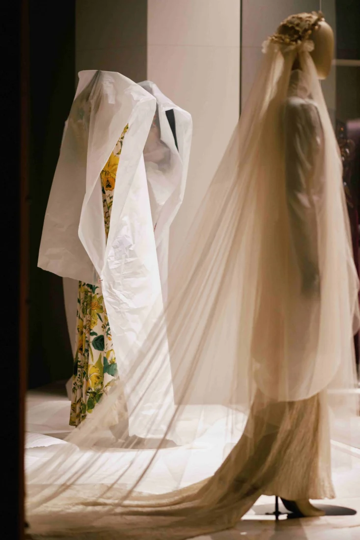 Schiaparelli'nin sıra dışı tasarımlarından birini taşıyan modelin, defile öncesi son hazırlıklarının yapıldığı sahne arkasından alınan bu detaylı karede, markanın kreatif ve titiz çalışma sürecinin bir parçası olan sanatsal dokunuşlar ve detaylar dikkat çekici bir şekilde sergilenmektedir.