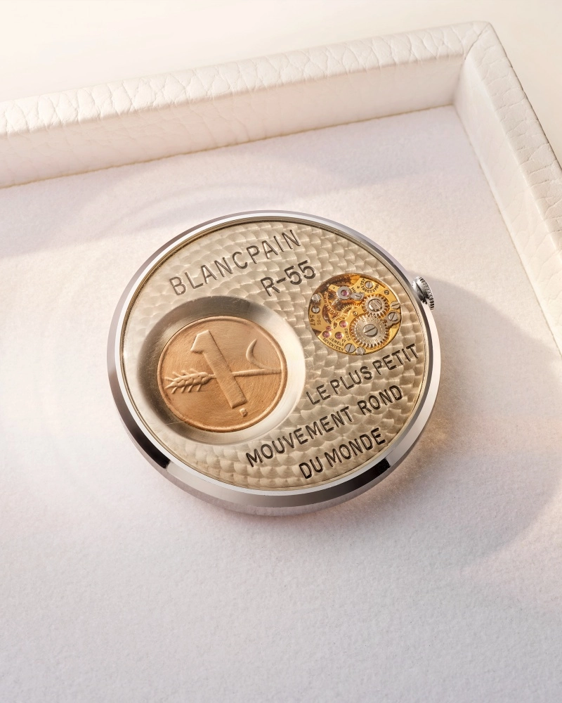 Bu yakın çekim görüntü, 1956 yılına ait Blancpain Ladybird saatinin karmaşık iç mekanizmasını detaylı bir şekilde gözler önüne sererek, dönemin üstün saatçilik zanaatkarlığını ve mühendislik hassasiyetini vurgulamaktadır.