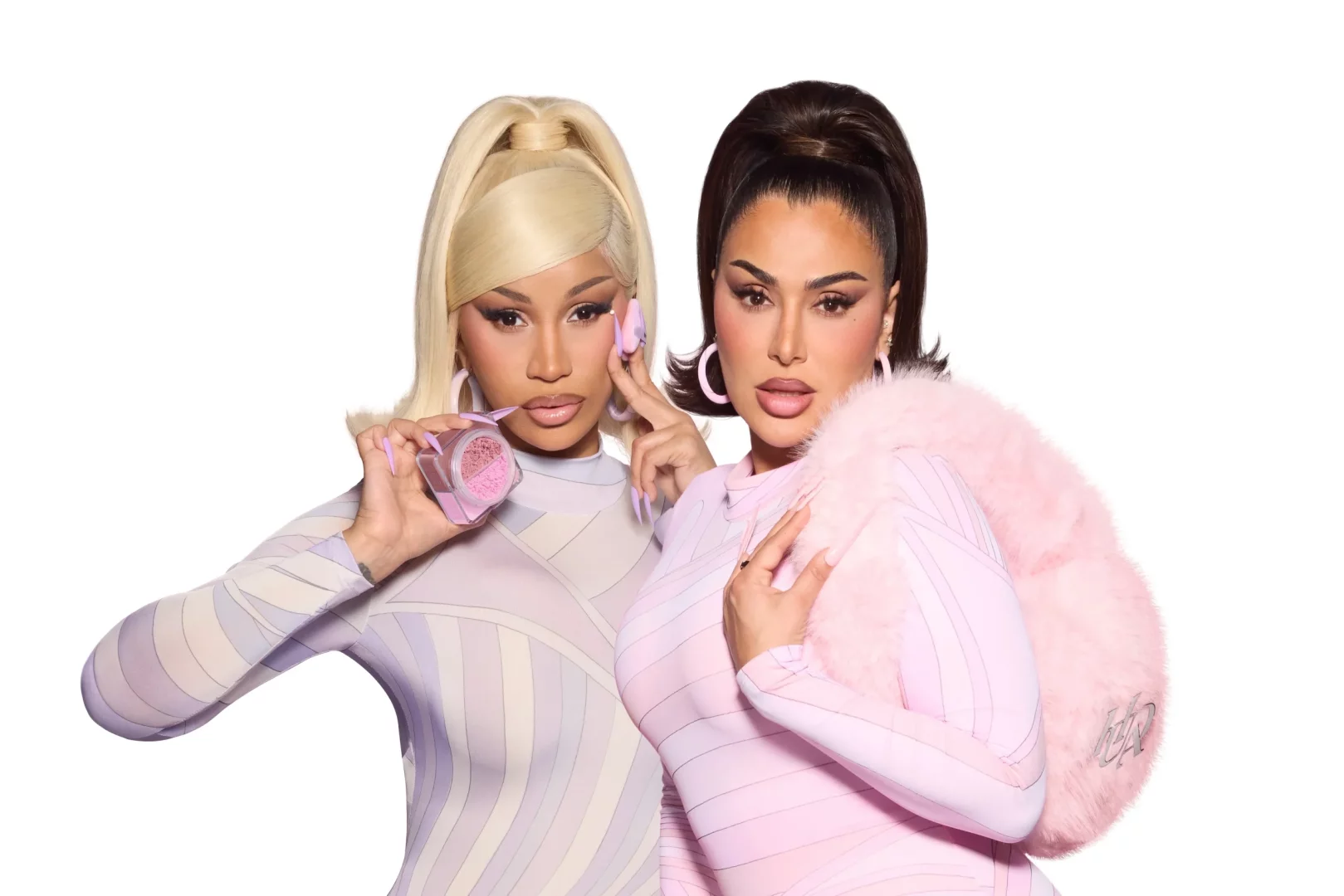Huda Beauty'nin Ultra Snatched kampanyasında, solda sarı at kuyruklu saçları ve geometrik desenli mor elbisesiyle pembe makyaj pudrası tutan Cardi B ile sağda koyu at kuyruklu saçları, pembe çizgili elbisesi ve kürk bir aksesuarı olan Huda Kattan, pürüzsüz ten makyajlarıyla kameraya bakıyor.