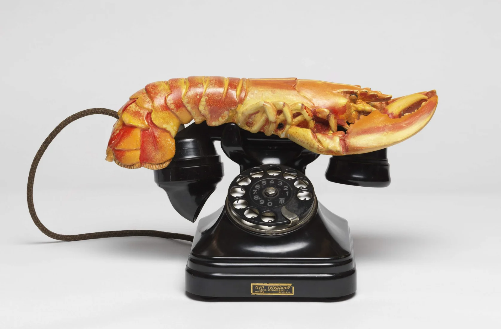 Canlı kırmızı bir ıstakozun krem rengi döner bir telefonun ahizesinin üzerine yerleştirildiği Salvador Dalí'nin 1938 tarihli sürrealist eseri Istakoz Telefon, sanatçının nesneleri alışılmadık bağlamlarda kullanarak yarattığı şaşırtıcı ve düşündürücü bir kompozisyon sunuyor.