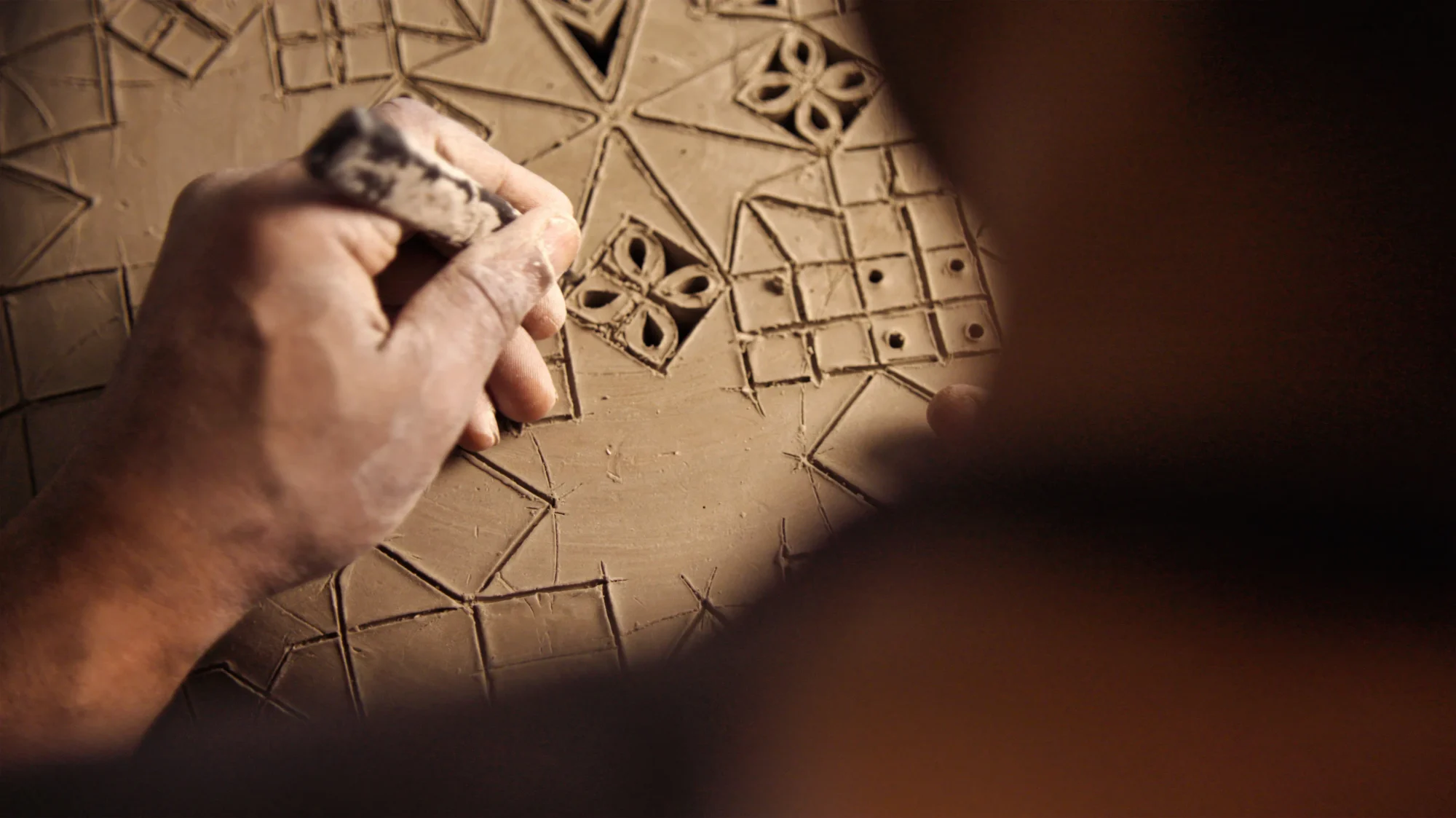 Zanaatkar İbrahim'in Artisan Yerleşke Programı çerçevesinde yarattığı, dokulu yüzeyleri ve dikkat çekici malzemeleri bir araya getiren, ışığın altında belirgin bir gölge bırakan, duvarda asılı, modern ve soyut haç biçimli sanat eseri.