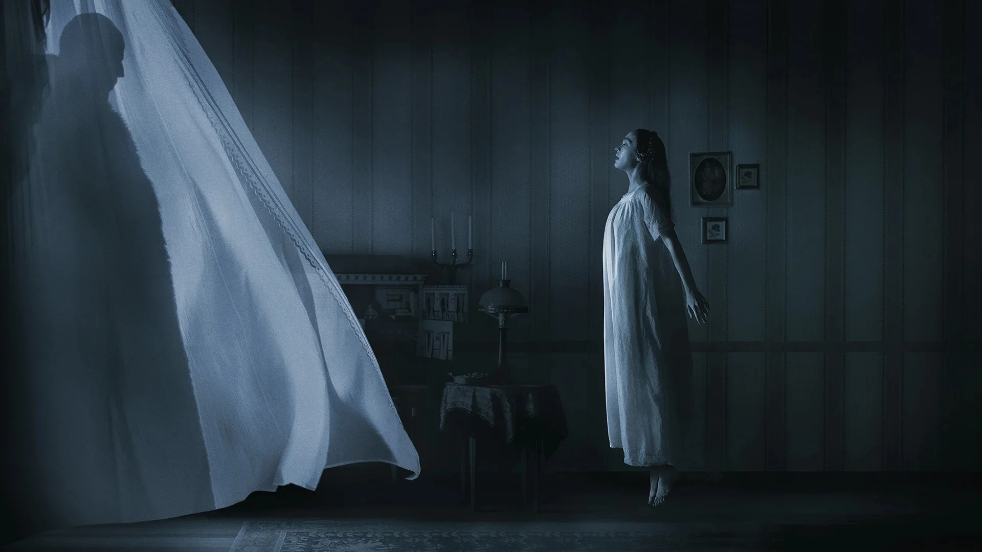 Sivri kulakları, keskin yüz hatları ve uzun tırnaklı parmaklarıyla gotik bir atmosfer sunan bu siyah beyaz Nosferatu film karesi, sinema eleştirmeni Burak Göral'ın geniş izleme listesi önerilerine farklı bir klasik dokunuş katarken, her yepyeni bir günün sinemanın zengin mirasını keşfetmek için bir fırsat olduğunu hatırlatıyor.