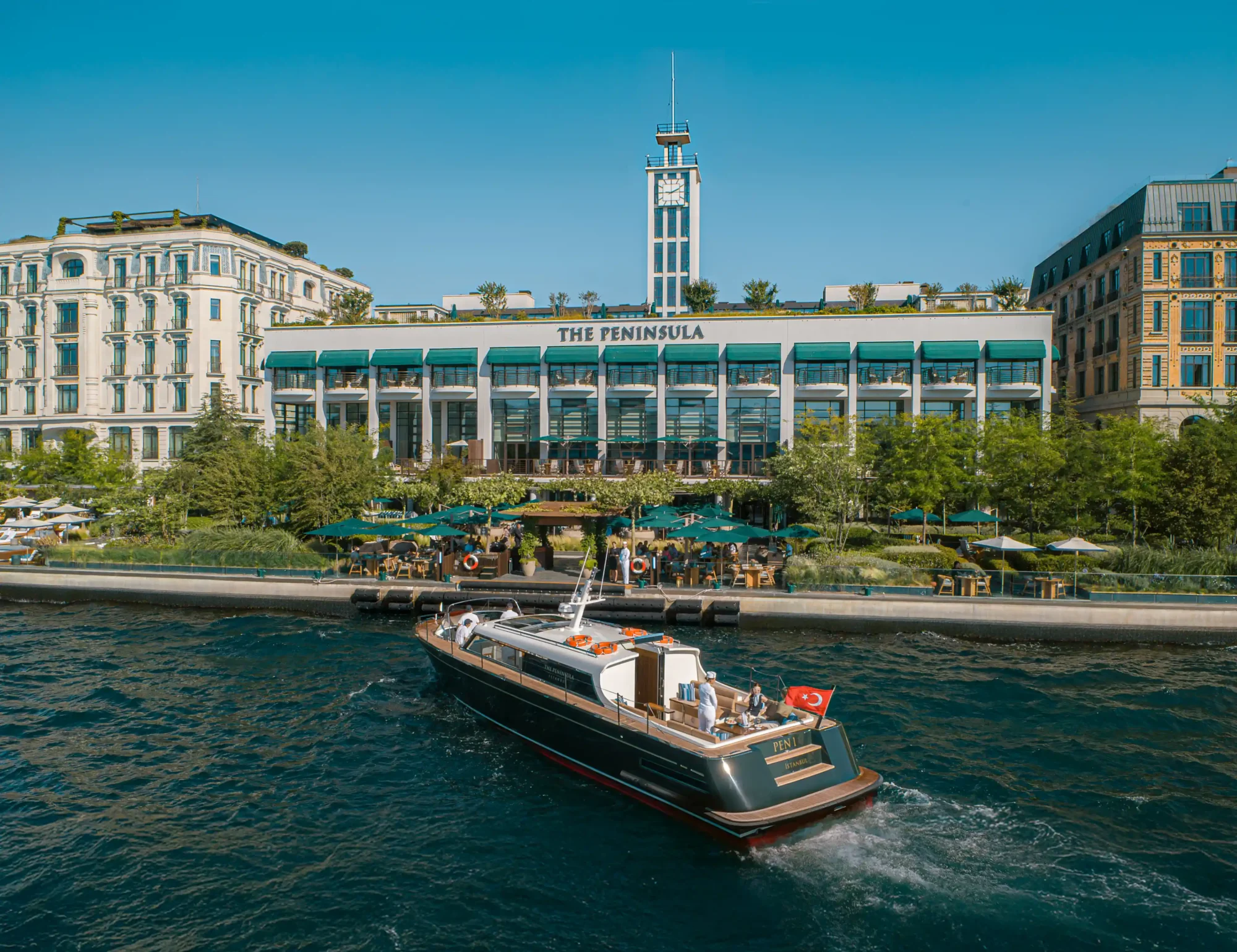 The Peninsula İstanbul'un, Live at The Lobby serisine ev sahipliği yapan yüksek tavanlı ve zarif tasarımlı lobisi, gösterişli sütunları, geniş kıvrımlı merdiveni ve konforlu oturma alanlarıyla öne çıkarak eşsiz caz geceleri ve özel menülerle zenginleşen bir gastronomi deneyimi sunuyor.