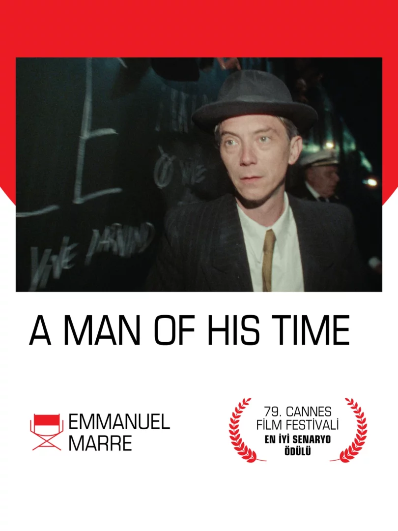 Devrinin Adamı filminden bir karede, fötr şapkalı ve takım elbiseli bir adamın ciddi ifadesiyle öne çıkan bir film karesini, arka planda tahtadaki belirsiz yazıları ve 79. Cannes Film Festivali En İyi Senaryo Ödülü bilgisini sergiliyor.