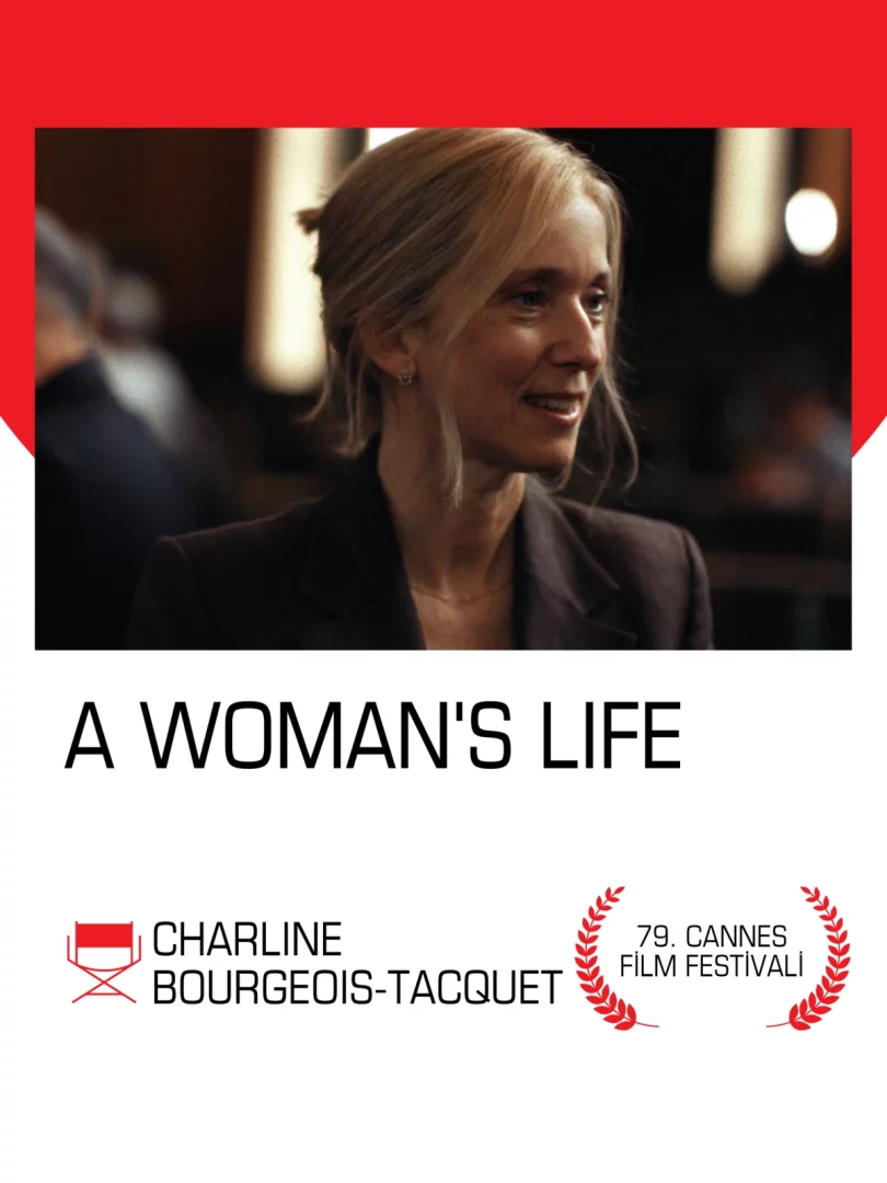 Filmekimi festivalinde kaçırılmaması gereken filmlerden biri olan Bir Kadının Hayatı filminin tanıtım kartında, Charline Bourgeois-Tacquet imzalı, 79. Cannes Film Festivali'nde gösterilmiş bu yapımın, hafifçe gülümseyen ve sarı saçları arkaya toplanmış, koyu renk ceketli bir kadının yakın çekim görüntüsü yer alıyor.