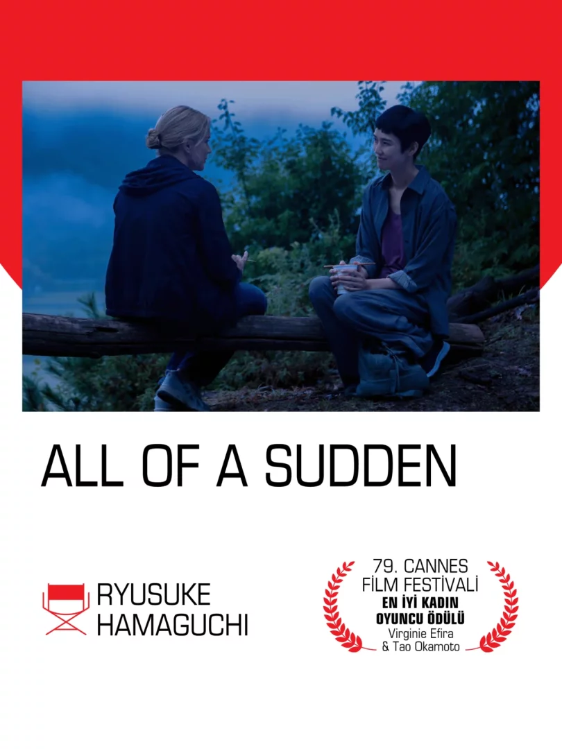 Filmekimi etkinliği kapsamında tanıtılan bir filmden alınan görselde, loş ağaçlık bir alanda kütük üzerinde karşılıklı oturan ve konuşan iki kadın; bu tanıtım kartı aynı zamanda Ryûsuke Hamaguchi’nin yönettiği Birdenbire filminin 79. Cannes Film Festivali En İyi Kadın Oyuncu Ödülü’nü kazandığını belirtiyor.