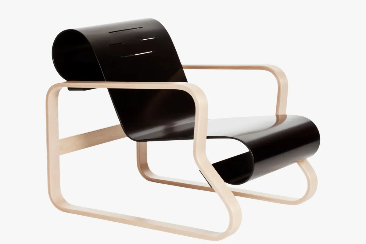Finlandiyalı mimar ve tasarımcı Alvar Aalto'nun ikonik Paimio 41 koltuğu, açık renk bükülmüş kontraplak ve zarif ahşap iskeletten oluşan, hem estetik hem de ergonomik özellikleriyle dikkat çeken kendine özgü kavisli hatlara sahip tasarımıyla modern mobilya tarihinde önemli bir yere sahiptir.
