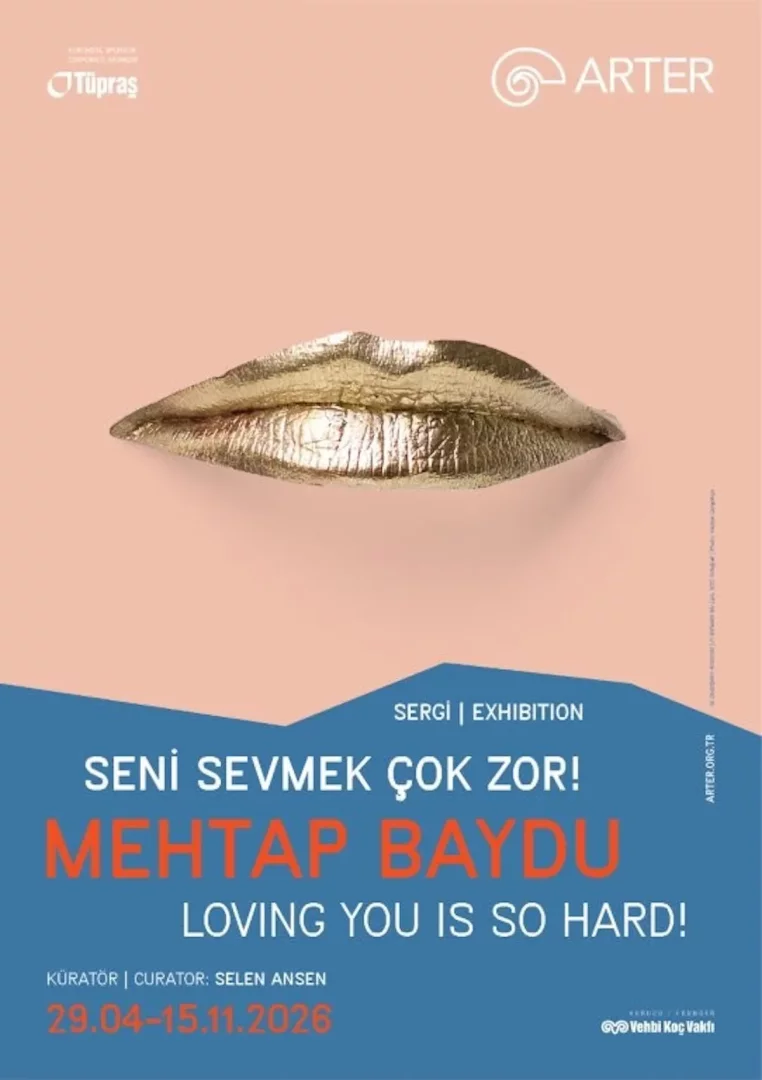 Şeftali rengi üst ve lacivert alt bölümlerden oluşan bir sergi afişinde, merkezde parlak, pul pul altın rengi dudaklar belirgin bir şekilde yer alıyor, bu görsel sanatçı Mehtap Baydu'nun Arter'de yer alan Seni Sevmek Çok Zor! başlıklı sergisini duyuruyor.