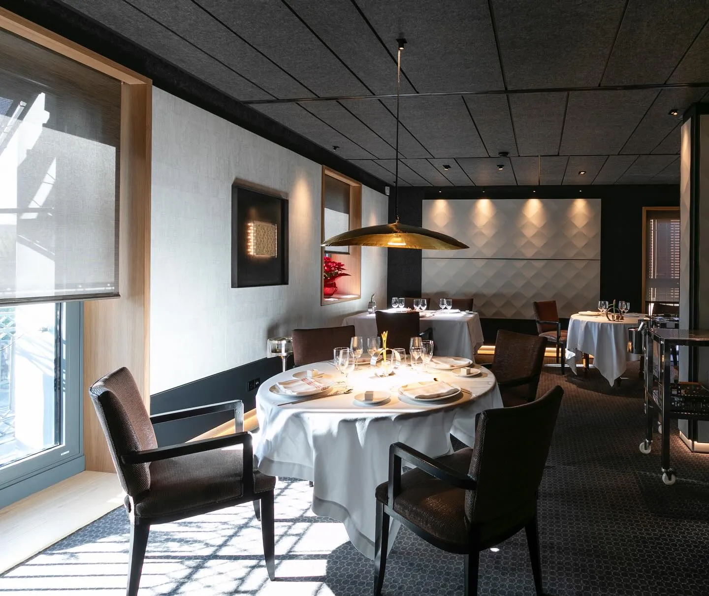 Arzak restoranının modern mutfak anlayışını yansıtan, canlı renklerdeki taze otlar, soslar ve özenle düzenlenmiş deniz ürünleri veya et parçacıklarıyla dolu, sanatsal sunumlu bir tabak.