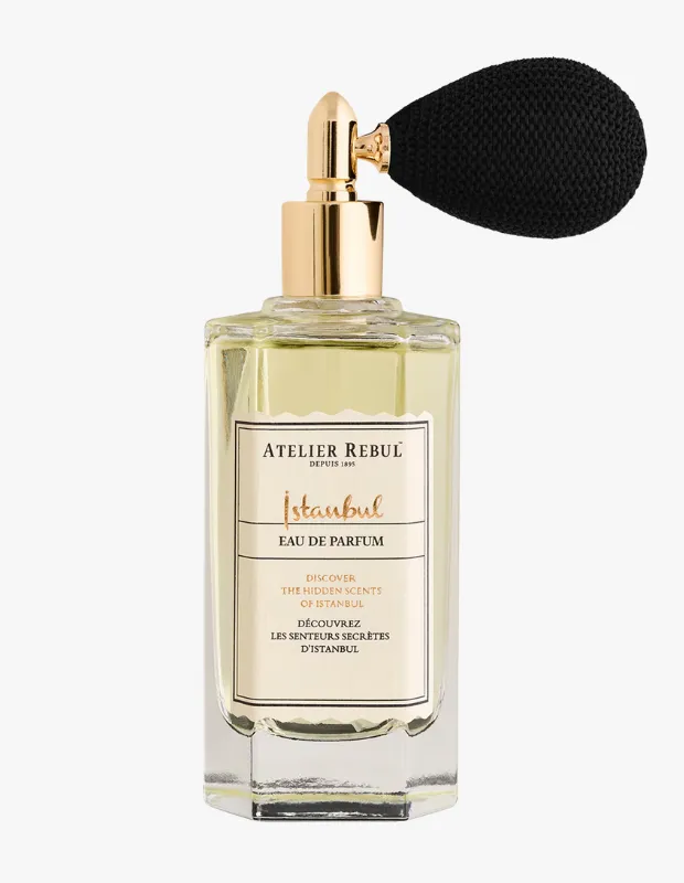 Atelier Rebul İstanbul Eau De Parfum şişesi, krem rengi etiketindeki İstanbul'un gizli kokularını keşfetmeye davet eden yazısıyla, gold renkli klasik püskürtücüsü ve zarif siyah bir atomizer balonuyla göz alıcı bir şekilde konumlanıyor.