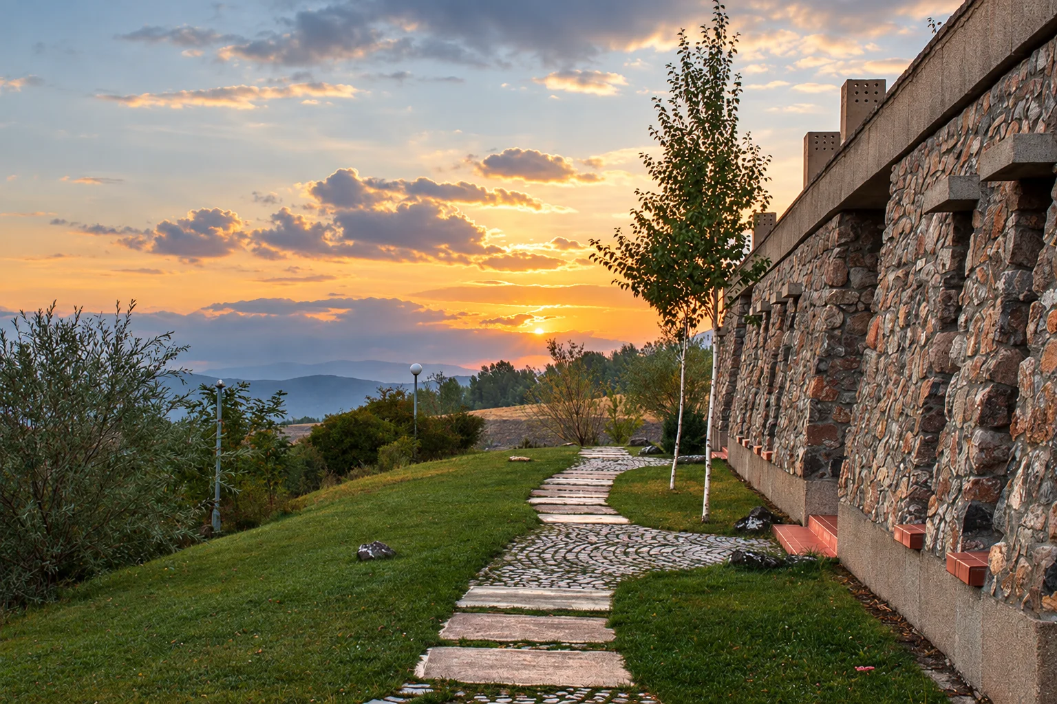 Baksı Müzesi'nin geniş ve aydınlık sergi salonunda, duvarlarda sergilenen modern ve soyut desenlere sahip renkli dokuma eserlerini dikkatle inceleyen ziyaretçiler, müzenin çağdaş sanat ve geleneksel el sanatlarını harmanlayan zengin koleksiyonunu keşfediyor.
