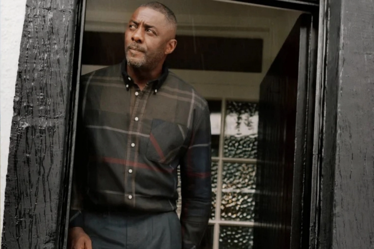 Barbour’un ikonik mirasından gelen, zamansız bir tarzı ve nesilden nesile aktarılan bir hikâyeyi temsil eden koyu renk wax ceketini giymiş Idris Elba, dış mekanda ciddi bir ifadeyle durarak markanın hem güncel halini hem de yaşam boyu sürecek bir yol arkadaşı olma özelliğini yansıtıyor.