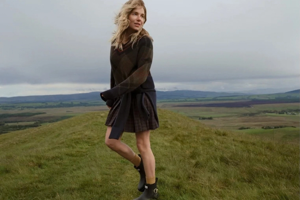 Sienna Miller ve Idris Elba, şık ve kendinden emin duruşlarıyla, modern hayatın ve şehir stilinin bir parçası haline gelen Barbour balmumu ceketlerini taşıyor; bu da markanın köklü mirasını güncel bir yaşam tarzıyla nasıl birleştirdiğini vurguluyor.