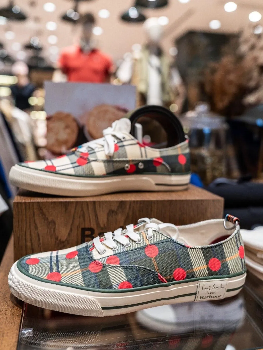 Tersane İstanbul'daki Barbour mağazasının aydınlık ve modern iç mekanında, Mirasın Güncel Hali'ni vurgulayan premium lifestyle ürünleri arasında, mankenler üzerinde klasikleşmiş olive yeşili wax ceketlerin şık sunumuyla markanın nesiller arası bağı gözler önüne seriliyor.