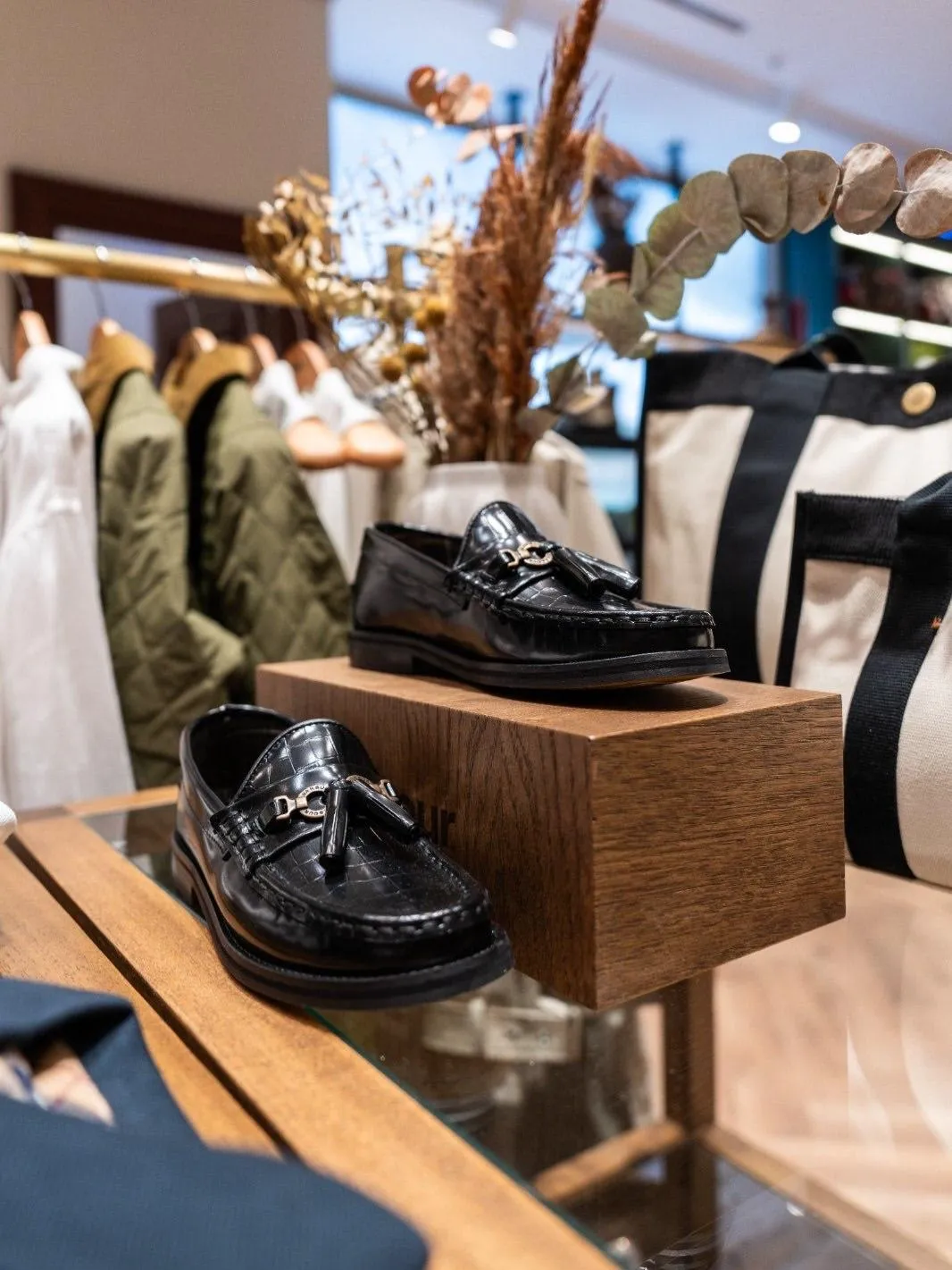 Tersane İstanbul'daki Barbour Heritage Store'da, markanın uzun ömürlülüğü ve kalitesiyle öne çıkan wax ceketleri ile diğer ürünleri, ahşap raflarda ve sıcak ışıklandırma altında estetik bir düzenlemeyle sergilenerek İngiliz kırsalından ilham alan premium yaşam tarzını ve zengin hikaye anlatımını vurguluyor.