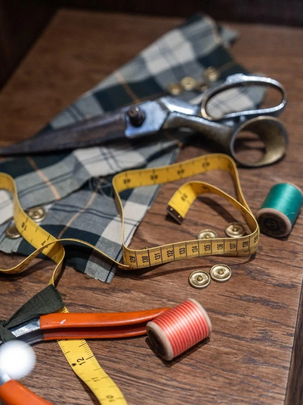 Barbour'un Tersane İstanbul mağazasının içinden çekilmiş bu fotoğrafta, ahşap raflarda ve şık askılarda titizlikle sergilenen ikonik wax ceketler, markanın 132 yıllık köklü mirasın güncel halini ve nesilden nesile aktarılan dayanıklı yol arkadaşı felsefesini modern bir perakende deneyimiyle harmanladığını gözler önüne seriyor.
