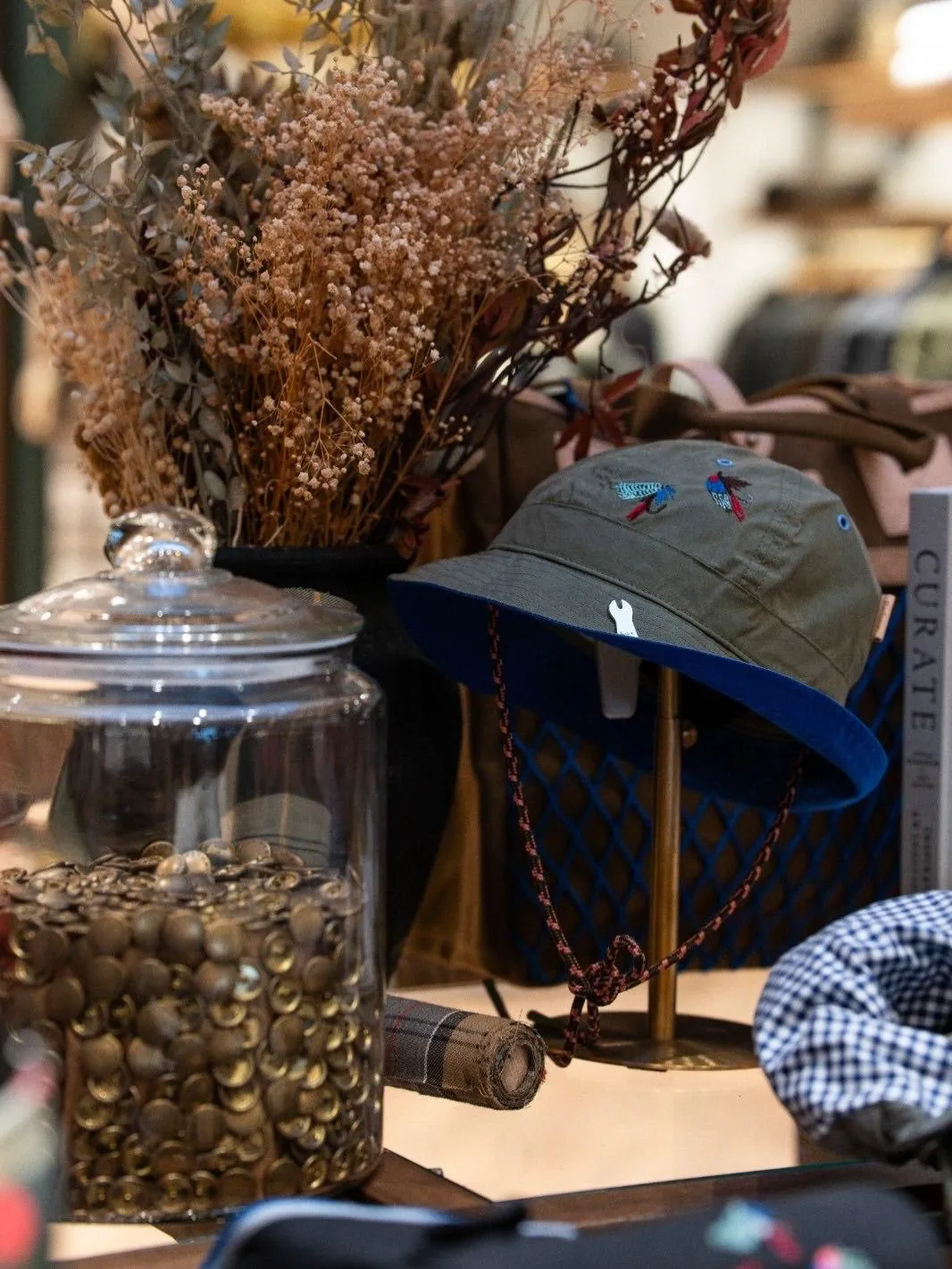 Barbour'un miras odaklı yaklaşımını modern bir estetikle buluşturan Tersane İstanbul mağazasının iç görünümünde, markanın ikonik wax ceketleri ve çeşitli koleksiyonları, ahşap ve tuğla detaylarla çevrili sıcak bir atmosferde sergilenerek ziyaretçilere özel bir deneyim sunuluyor.