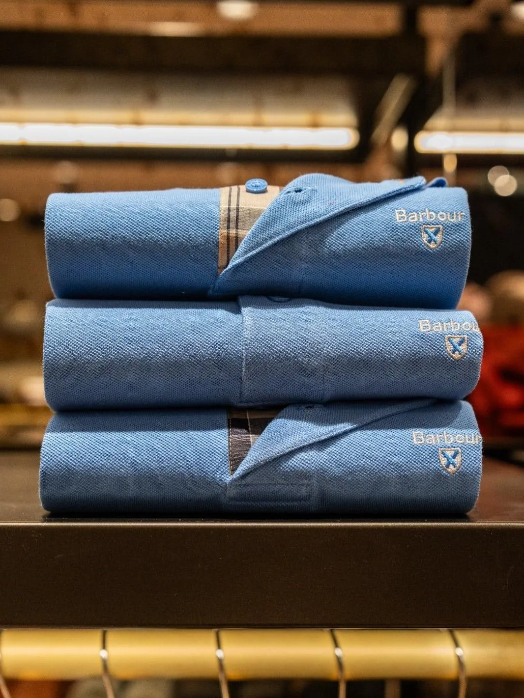 Tersane İstanbul'da açılan yeni Heritage Store'da, Barbour'un nesilden nesile aktarılan dayanıklı wax ceketleri, markanın İngiliz mirasını ve premium lifestyle kimliğini yansıtan ahşap dekorasyonlu bir ortamda sergileniyor.