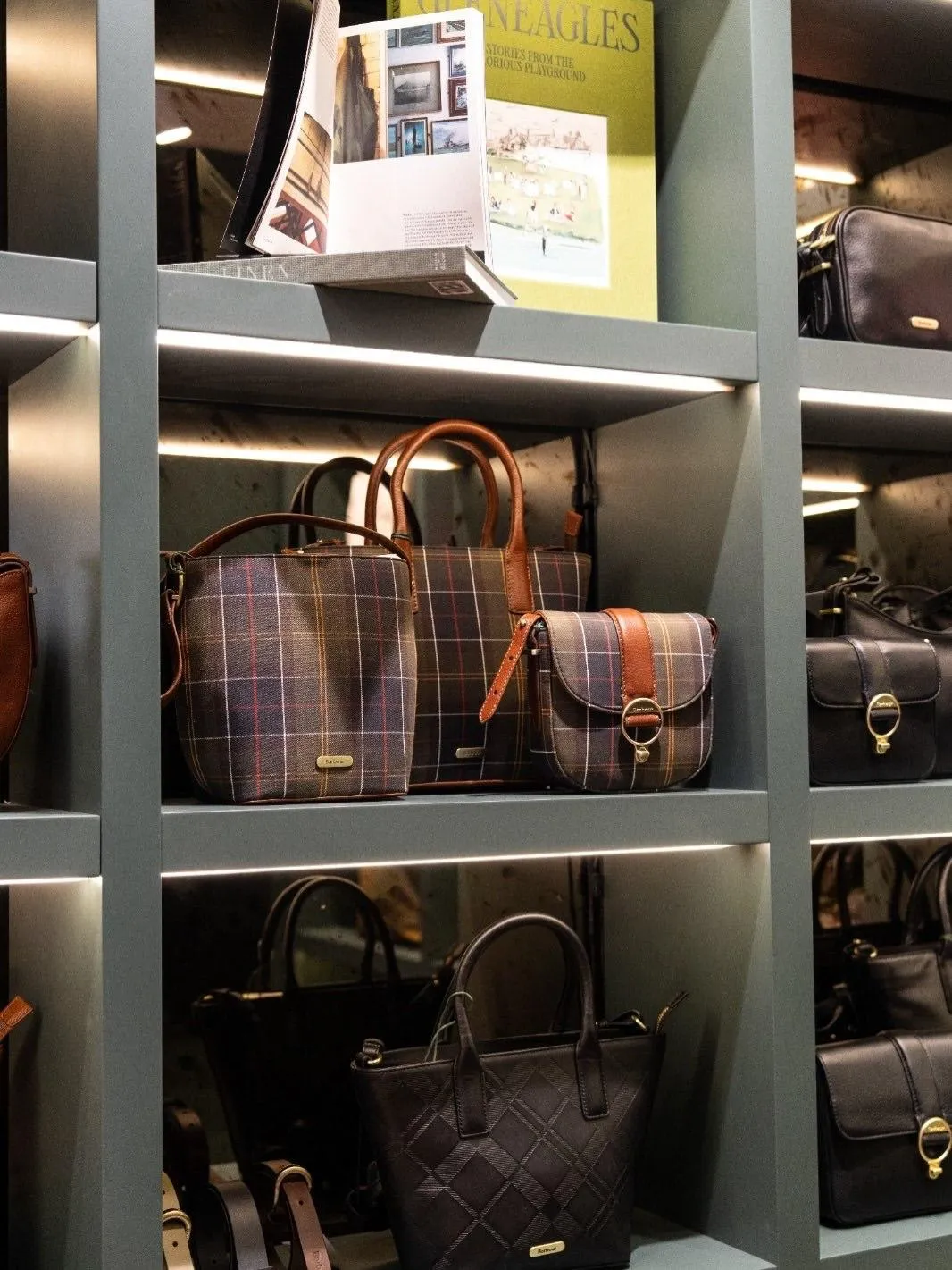 Barbour Tersane İstanbul mağazasının çağdaş ve şık iç tasarımında, markanın köklü mirasından ilham alan ve güncel lifestyle anlayışıyla uyumlu, dayanıklı ve zamansız wax ceketlerin özenle sergilendiği bir bölüm görülüyor.