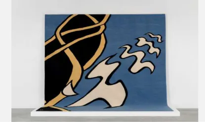 Belkıs Balpınar'ın Contemporary Istanbul sergisinden, mavi zemin üzerinde siyah ve altın sarısı sarmal soyut formlarla, sağ tarafta siyah konturlu beyaz dalgalı motifleri ustaca birleştiren büyük boyutlu çağdaş dokuma sanatı eseri beyaz bir duvarda sergileniyor.