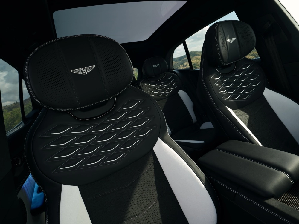 Bentley Torcal elektrikli SUV'un sürüş odaklı, geniş ve konforlu siyah iç mekanı, yüksek kaliteli malzemelerle tasarlanmış direksiyonu, dijital göstergeleri ve zarif orta konsoluyla dikkat çekiyor.