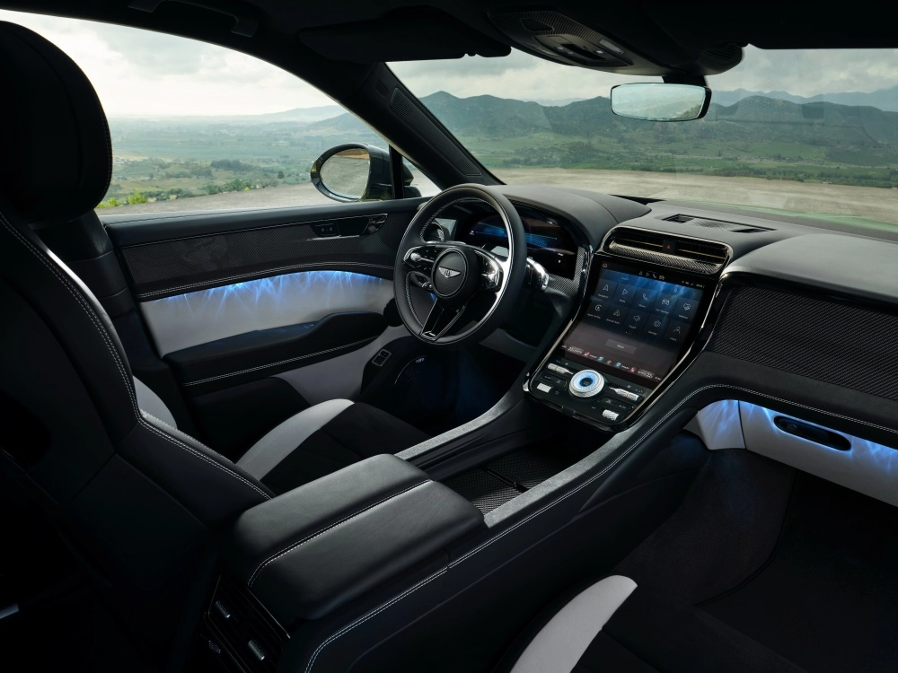 Bentley Torcal elektrikli SUV'un çağdaş çizgilerle bezenmiş siyah iç mekanı, minimalist kokpit tasarımı, geniş dokunmatik ekranı, konforlu koltukları ve premium malzeme seçimiyle 888 beygir gücü ve 600 km menzil sunan bir araçta beklenenin ötesinde bir deneyim vaat ediyor.