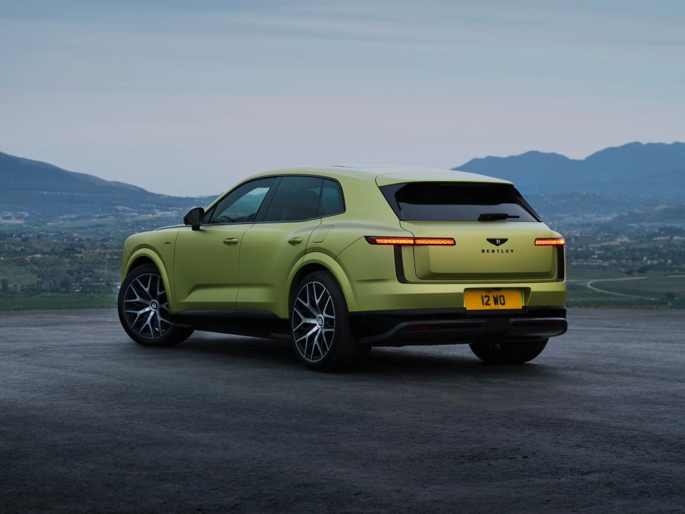 Doğal bir dış mekanda, çarpıcı metalik yeşil rengi ve fütüristik çizgileriyle öne çıkan, yüksek performanslı yeni Bentley Torcal elektrikli SUV, aracın lüks ve çevreci yapısını vurguluyor.