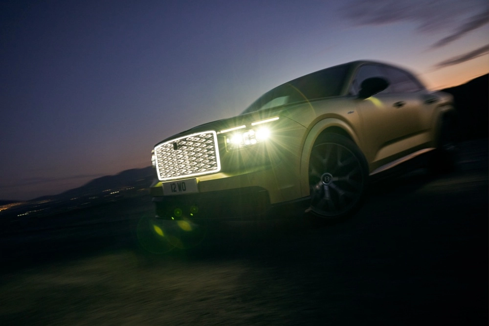 Canlı yeşil rengiyle göz kamaştıran, fütüristik çizgileri ve aerodinamik yapısıyla dikkat çeken yeni Bentley Torcal elektrikli SUV, modern bir stüdyo ortamında veya açık yolda tüm ihtişamıyla sergileniyor.