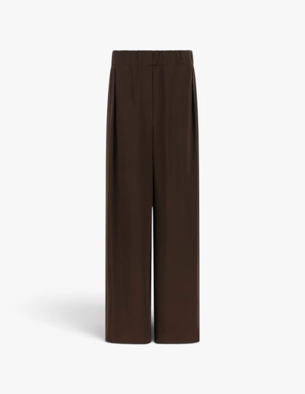 Koyu kahverengi tonlarında, beli lastikli ve yüksek belli, bol paça kesimli, akışkan kumaşlı, minimalist ve rahat bir kadın pantolonu, her mevsim şık ve modern kombinler yaratmak üzere beyaz bir stüdyo arka planında özenle sergileniyor.