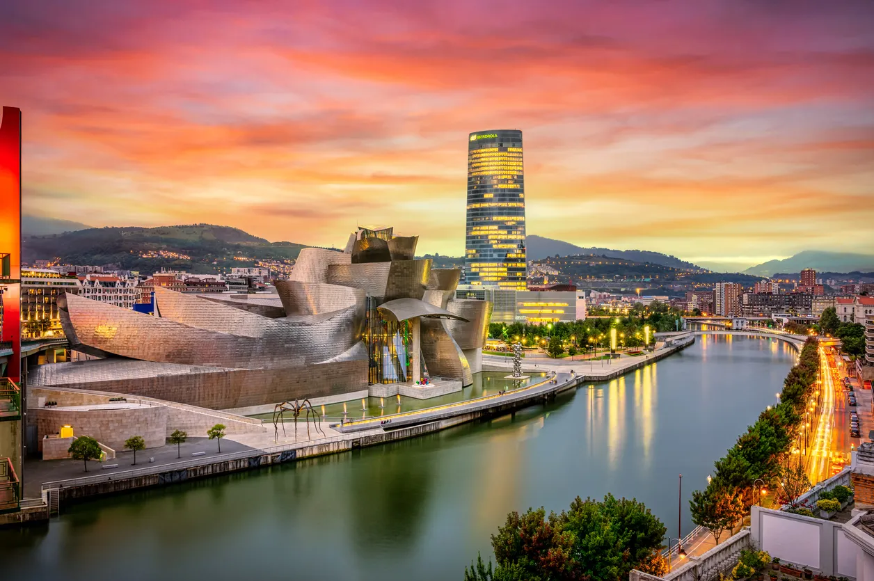 Bilbao'nun ikonik çağdaş mimarisini sergileyen, titanyum panelleriyle güneş ışığını yansıtan Guggenheim Müzesi'nin dış cephesi, şehrin modern ve kültürel yüzünü etkileyici bir şekilde ortaya koyuyor.