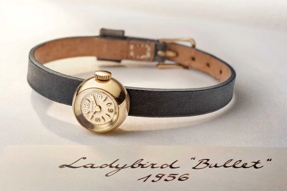 İnce ibrelere sahip küçük sedef kadranı ve parlak elmaslarla bezenmiş altın tonlu kasasıyla zarif bir Blancpain Ladybird lüks kadın saati, koyu renk timsah derisi kayışıyla sofistike bir estetik sunarak şıklığı taçlandırıyor.